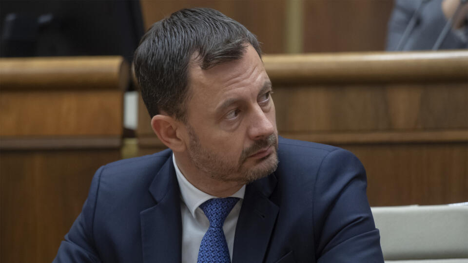 Na snímke premiér SR Eduard Heger (OĽANO) počas mimoriadnej schôdze parlamentu v Bratislave v utorok 15. novembra 2022. Poslanci Národnej rady (NR) SR v utorok otvorili mimoriadnu schôdzu, na ktorej má opätovne čeliť odvolávaniu minister vnútra Roman Mikulec (OĽANO). Rokovanie inicioval opozičný Smer-SD, Mikulcovi vyčíta nezvládanie migračnej krízy a kritizuje aj riadenie rezortu. Slovensko podľa Mikulca migračnú vlnu zvláda dobre. Vláda SR už návrh opozície na jeho odvolanie odmietla. FOTO TASR