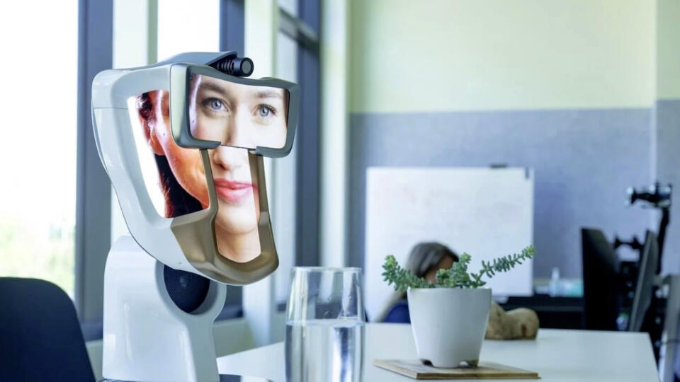 Robotická 3D hlava WeHead GPT na konverzáciu.