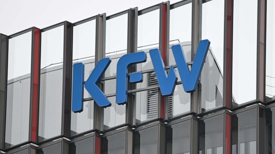 AZ21 archív Frankfurt nad Mohanom - Na archívnej snímke z 22. marca 2024 logo rozvojovej banky KfW na budove ich sídla v meste Frankfurt nad Mohanom. Nemecko má v medzinárodnom porovnaní výrazné rezervy vo výskume a využívaní digitálnych technológií. Zaostávanie sa prejavuje napríklad na počte vedeckých publikácií a patentových prihlášok, ako aj v investíciách podnikov do informačných technológií, oznámila v utorok štátna rozvojová banka KfW. FOTO TASR/DPA
ARCHIV - 22.03.2024, Hessen, Frankfurt