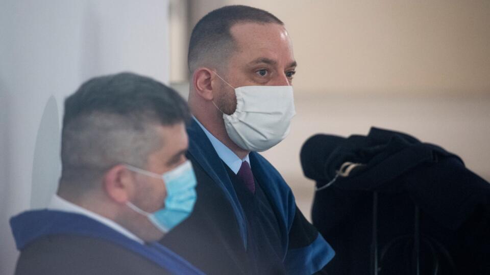 Na snímke zľava Michal Mandzák a Marek Para, právni zástupcovia obžalovaných sedia na Najvyššom súde SR, ktorý rozhoduje v kauze televíznych zmeniek v Bratislave 12. januára 2021.