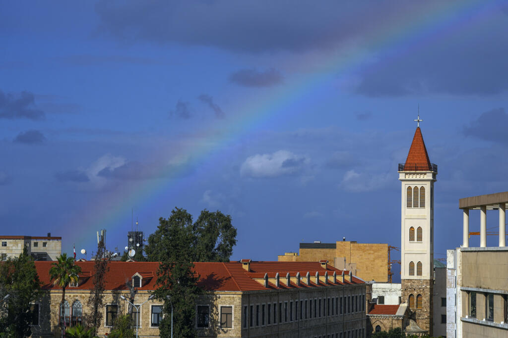 EBE 1 Bejrút - Na snímke dúha nad kostolom v centre Bejrútu v Libanone v pondelok 27. novembra 2023. FOTO TASR/AP
A rainbow appears over a church in downtown Beirut, Lebanon, Monday, Nov. 27, 2023. (AP Photo/Bilal Hussein)