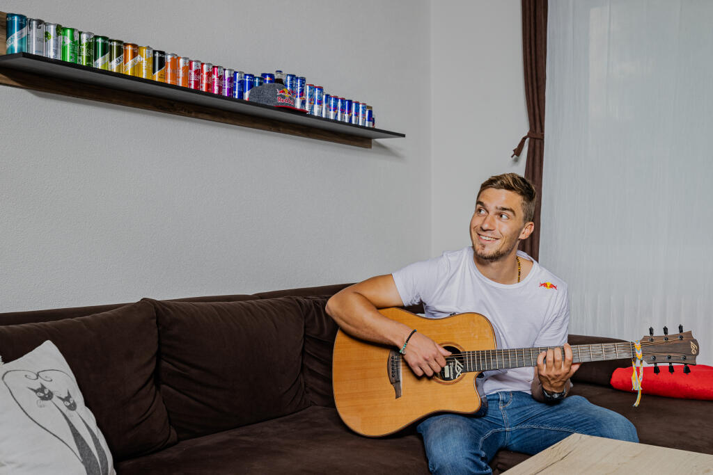 Na snímke strieborný olympijský medailista vo vodnom slalome v kategórií K1 Jakub Grigar relaxuje pri hraní na gitare vo svojom byte v Liptovskom Mikuláši.