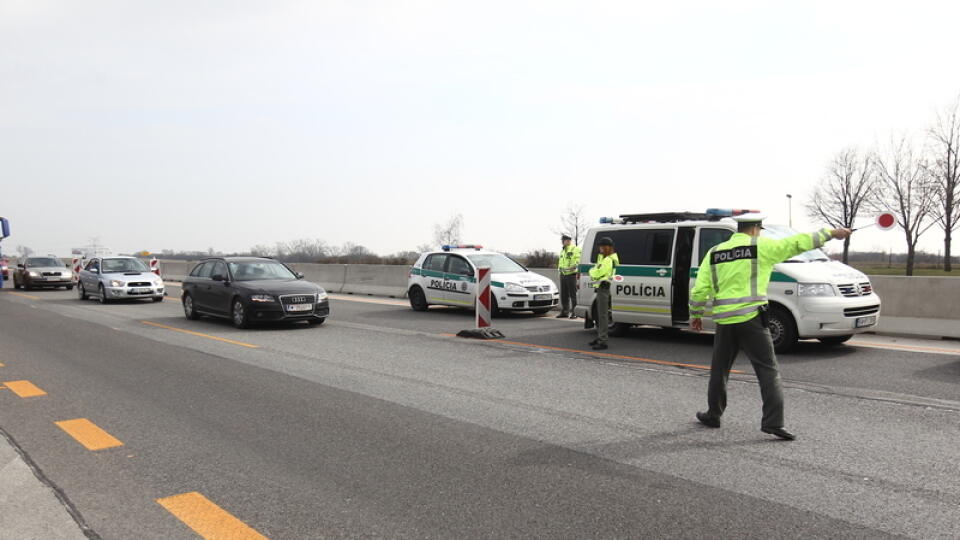 Policajti nebudú pokutovať vodičov, ktorí sa dopustia priestupku na cestách, len priamo na mieste, ale budú posielať zásielky s fotografiou o priestupku aj poštou.