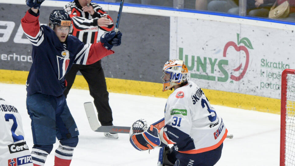 Na snímke zľava Zach Osburn (KH Dukla Michalovce), Reid Duke (HC Slovan Bratislava), Stanislav Škorvánek (HK Dukla Michalovce) v piatom zápase štvrťfinále play off Tipos extraligy v hokeji HC Slovan Bratislava - HK Dukla INGEMA Michalovce 24. marca 2023 v Bratislave.