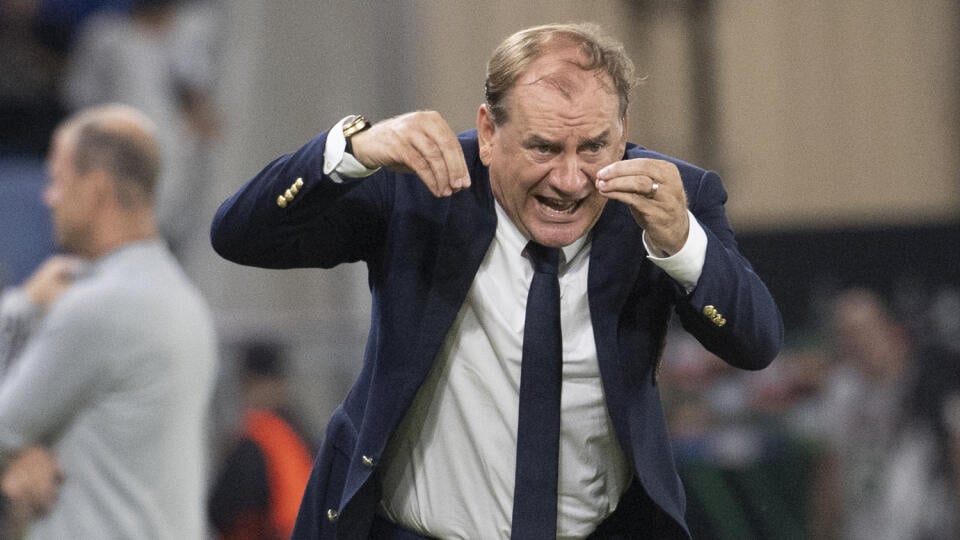 Na snímke tréner Slovana Vladimír Weiss starší počas zápasu F-skupiny 1. kola skupinovej fázy Európskej konferenčnej ligy ŠK Slovan Bratislava - FC Kodaň.