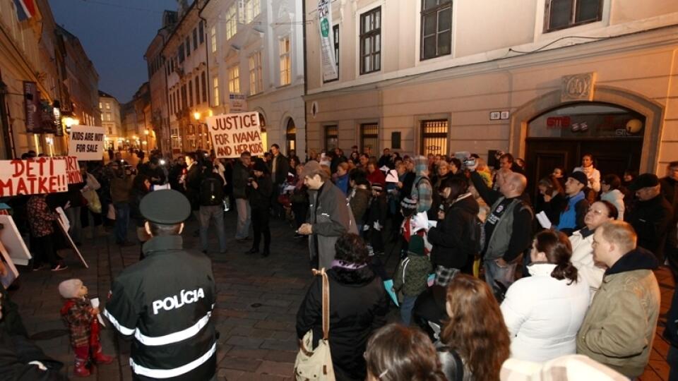 Britská ambasáda:
V Bratislave sa pred ňou zišlo
približne 150 protestujúcich.