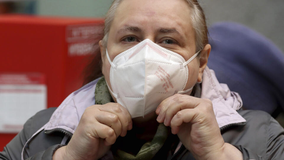Zákazníčka si upravuje respirátor FFP2 počas nákupu v supermarkete vo Viedni v pondelok 25. januára 2021. V Rakúsku začala od pondelka platiť povinnosť nosenia respirátorov triedy FFP2 v obchodoch a hromadnej doprave. FOTO TASR/AP