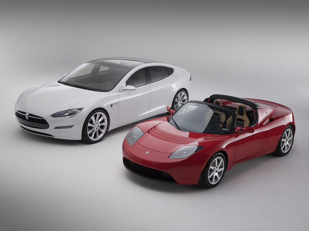 Koncom minulej dekády bol na svete iba prvý Roadster a prototyp liftbacku Model S.