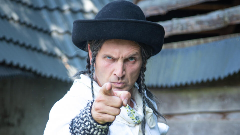 Seriály sú populárnou formou zábavy. Neubehne deň, aby sa niektorý nemihol v televízore.