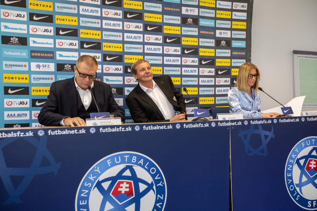 "Dúbravka mi povedal, že má ťažké obdobie v Newcastli a išiel sa odreagovať. Weiss povedal, že nevie, prečo bol vonku. Lobotka povedal, že vo Vigu mal nahustený program a nemal čas sa odreagovať. Čudný pohľad na vec, keď hral zápasy sobota-sobota. A ešte na margo môjho odchodu povedal, že tréneri prichádzajú a odchádzajú a ja som profesionál. Prístupom stopercentný. Máme ho všetci radi, je to hráč budúcnosti s veľkým potenciálom. Škriniar povedal to isté, som z neho sklamaný, lebo vzťah s ním bol nadštandardný. Teším sa z jeho výkonov, budem obom stále fandiť, ale aj som ich chcel na tlačovke po zápase s Českom vyhecovať čiastočnou kritikou, aby prevzali väčšiu zodpovednosť za hru mužstva a nespoliehali sa na Škrtela. Šatka mi povedal, že išiel s kamarátmi. Tí siedmi hráči ponocovali, ako som mal zareagovať?"