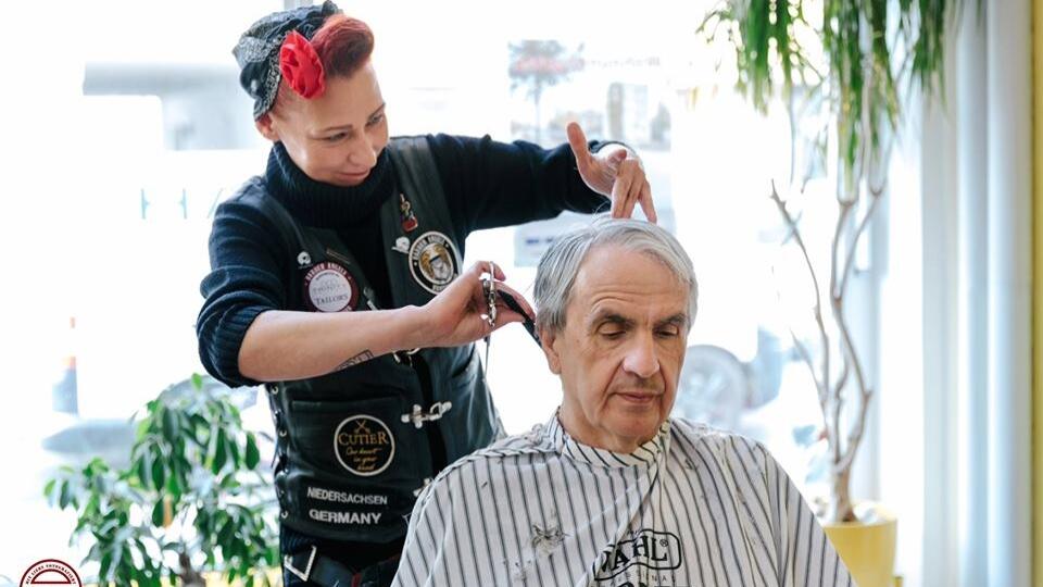 Barber Angels Brotherhood strihajú zadarmo bezdomovcov.