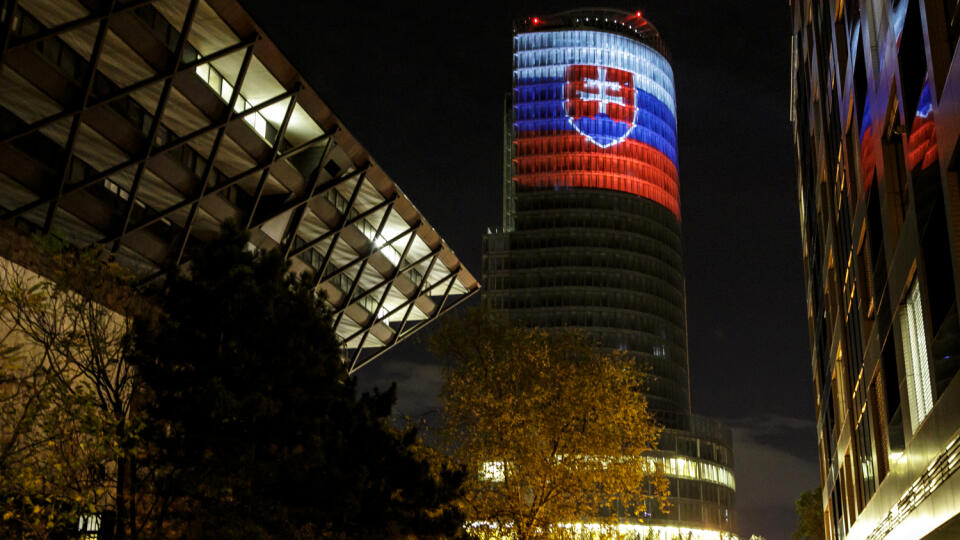 Na snímke projekcia premietnutá na budove Národnej banky Slovenska (NBS) pri príležitosti 31. výročia Nežnej revolúcie v Bratislave 17. novembra 2020. FOTO TASR - Dano Veselský