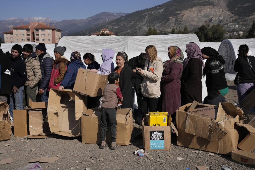 WA 35 Iskenderun - Ľudia, ktorí prišli o strechu nad hlavou pri minulotýždňovom ničivom zemetrasení v Turecku a Sýrii, čakajú v rade na humanitárnu pomoc v stanovom tábore v juhotureckom meste Iskenderun v utorok 14. februára 2023. Podľa najnovšej bilancie si mohutné zemetrasenia a následné dotrasy v Turecku vyžiadali 31.974 obetí na životoch. Spod trosiek zrútených budov v Turecku záchranári vyslobodili doteraz približne 8000 preživších, uviedol v utorok turecký prezident Recep Tayyip Erdogan. 