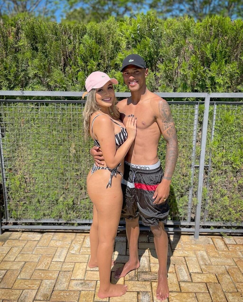 Vinicius sa môže pýšiť staršou manželkou, ktorá má najviac aj implantáty v prsiach a podstúpila aj liposukciu.
