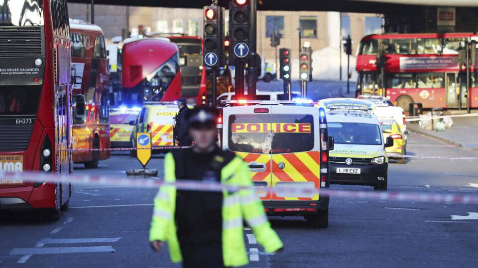 Na London Bridge v Londýne sa strieľalo, jeden muž bol ozbrojený nožom.