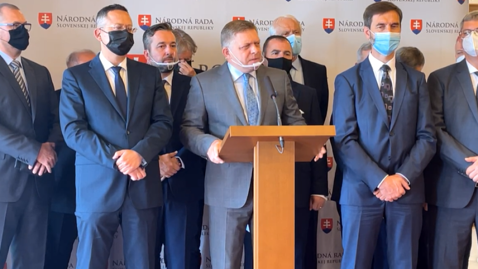 „Keď sa pozrieme, čo predkladajú ministri do Národnej rady za hlúposti a nezmyselné veci, je až nepochopiteľné ako sú mimo pulzu dňa. Vôbec nevnímajú čo je pre Slovensko dôležité, a čím by sa mala Národná rada zaoberať,“ uviedol Fico.
