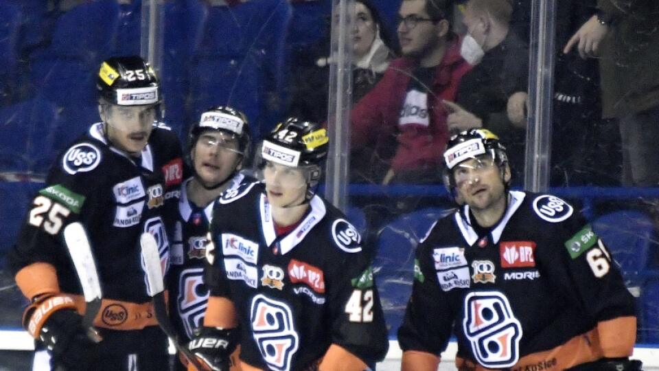 Na snímke hráči HC Košice sa tešia po góle v zápase 40.kola hokejovej Tipos extraligy HC Košice – HK Poprad 20. februára 2022 v Košiciach. FOTO TASR – Roman Hanc