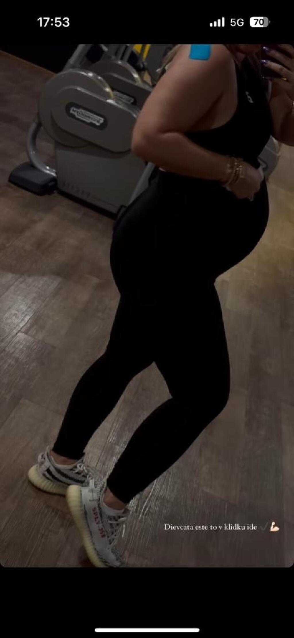 Dominika chodí do fitka až príliš často. Minimálne raz za deň na Instagram pridá príbeh v ktorom cvičí s vypuklým bruškom.
