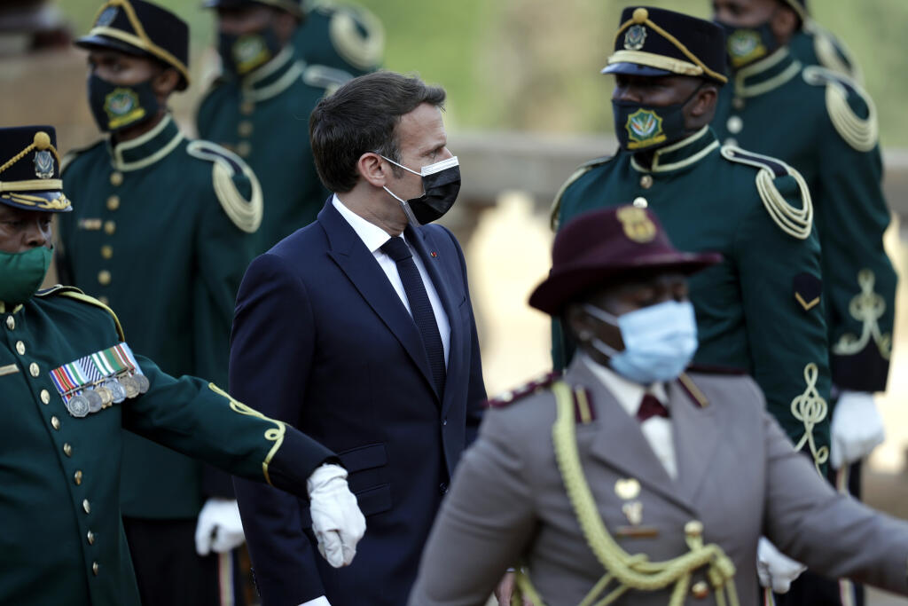 JB 2 Pretória - Francúzsky prezident Emmanuel Macron (uprostred) počas prehliadky čestnej stráže v sídle vládnej budovy v Pretórii 28. mája 2021. Macron pricestoval na dvojdňovú oficiálnu návštevu Juhoafrickej republiky. FOTO TASR/AP

French President Emmanuel Macron reviews the honour guard during a welcoming ceremony at the government's Union Buildings, in Pretoria, South Africa, Friday, May 28, 2021. Macron is on a two-day official visit to the country. (AP Photo/Themba Hadebe, Pool)
