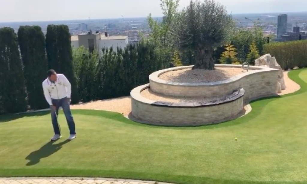 Dominikove hobby je aj hranie golfu.
