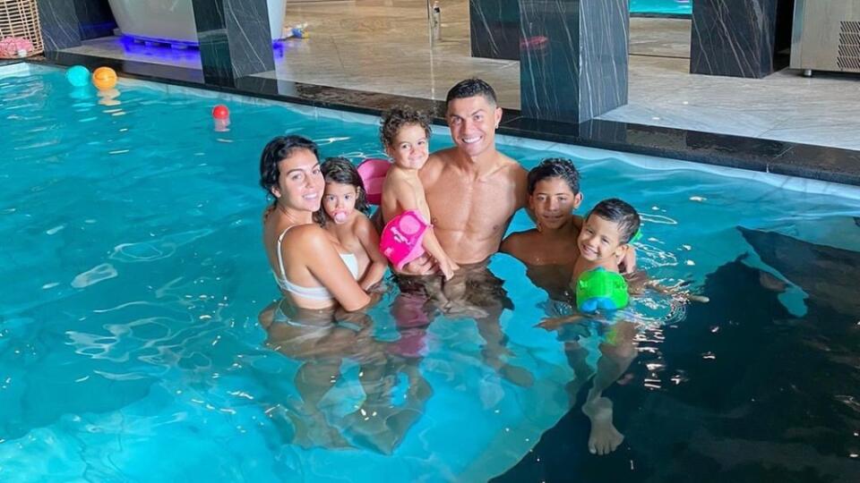 Cristiano Ronaldo a jeho partnerka Georgina zahŕňajú všetky štyri deti láskou a luxusom.