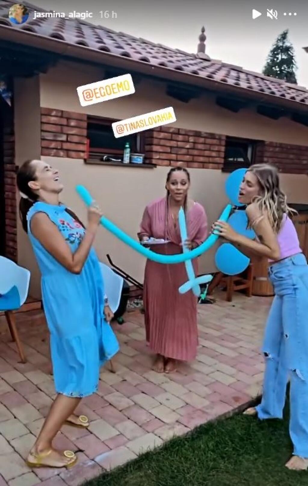 Jasmina s Tinou a Egovou manželkou sa riadne odviazali pri speve s balónmi.