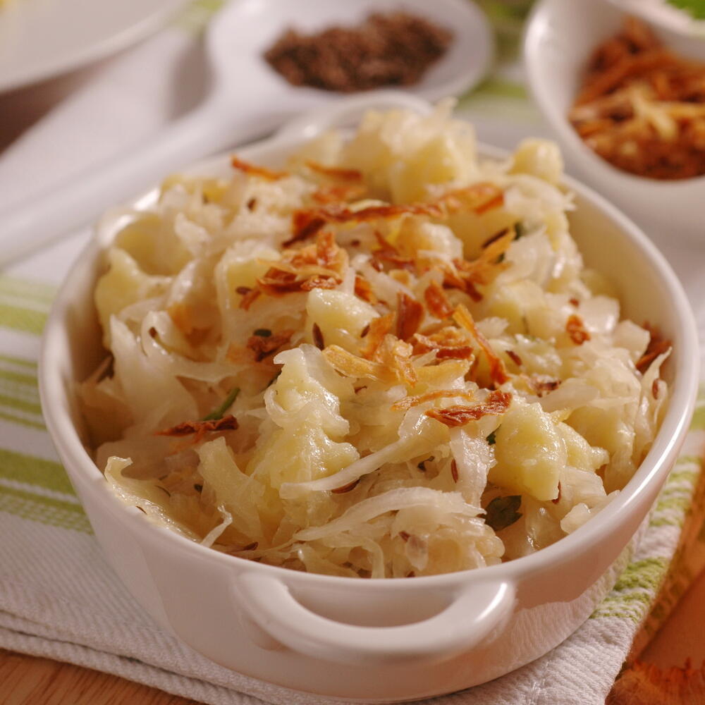 Zemiakove strapacky s kyslou kapustou
Potrebujeme :
500 g zemiakov, 250 g kyslej kapusty, sol, 1 vajce, hladka muka, petrzlenova vnat, olej, cibula, susena cibula
Postup
Ocistene zemiaky postruhame. Pridame vajce, sol, a vypracujeme cesto, z ktoreho tvarujeme halusky, ktore uvarime v posolenej vode. Potom ich scedime, a odlozime na teple miesto. Nakrajanu cibulu spenime na oleji. Pridame kyslu kapustu, strapacky, a premiesame. Posypeme nasekanou petrzlenovou vnatou, a susenou cibulou.