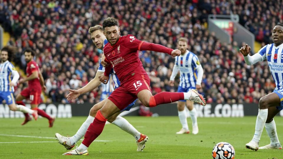 Hráč Liverpoolu Alex Oxlade-Chamberlains (uprostred) bojuje o loptu s Marcom Cucurellom z Brightonu vo futbalovom zápase anglickej ligy Premier League FC Liverpool - Brighton & Hove Albion v Liverpooli 30. októbra 2021.