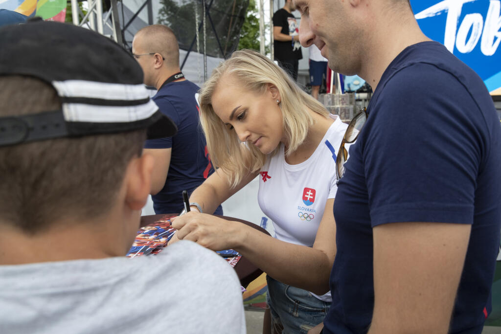 Autogramiáda slovenských olympionikov po návrate z japonského Tokia v X-Bionic Šamorín. Na snímke stolná tenistka Barbora Balážová.
