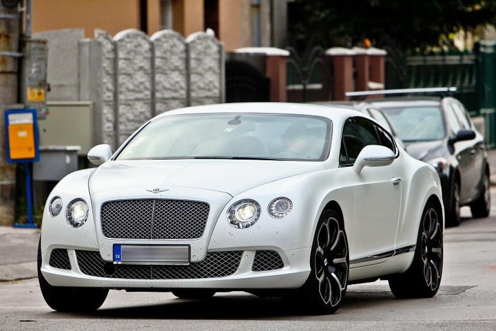 Stoch má slabosť aj na luxusnú značku Bentley. Najprv sa vyvážal na čiernom Bentley Continentál za 170-tisíc, neskôr ho vymenil za biele za 220-tisíc eur.