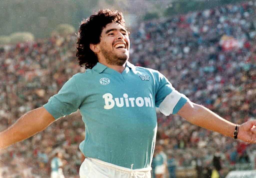 Jedna z najkontroverznejších postáv futbalového sveta Diego Maradona bol obvinený aj v 2 prípadoch znásilnenia. Novinárka v roku 2017 obvinila zosnulého argentínskeho hráča, že sa k nej správal neslušne. Kým požiadala Maradonu o rozhovor, futbalista z nej násilne stiahol šaty, a keď odmietla, vykopol ju zo svojho luxusného bytu.