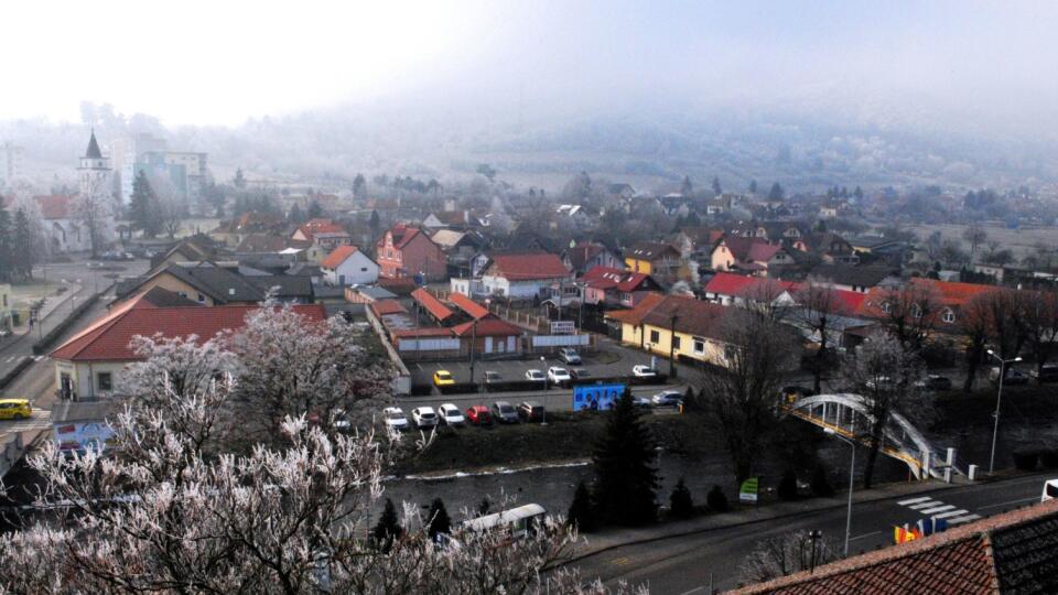 Jedným zo žarnovických špecifík sú oblúkové mosty cez Kľakovský potok.