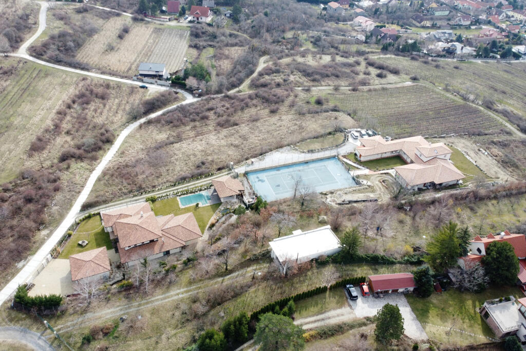 Letecký záber na stále ešte neskolaudované Kučerovo športovo-rekreačné zariadenie uprostred viníc nad Svätým Jurom.