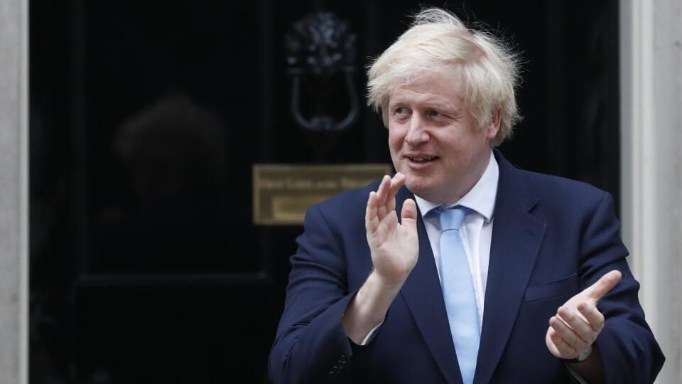KK32 Londýn - Britský premiér Boris Johnson tlieska na podporu zamestnancom britského Národného zdravotníckeho systému (NHS) v boji proti šíreniu nového koronavírusu, 21. mája 2020 v Londýne. FOTO TASR/AP
Britain's Prime Minister Boris Johnson stands outside 10 Downing Street to join in the nationwide Clap for Carers to recognise and support National Health Service (NHS) workers and carers fighting the coronavirus pandemic, in London, Thursday, May 21, 2020. The COVID-19 coronavirus pandemic ha