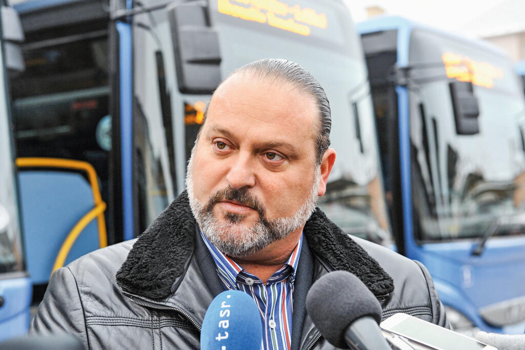 „Dosiaľ sme spoplatňovali vjazd na stanicu len minimálnou sumou. Začali na nás tlačiť, že na ľudí prší, rastie minimálna