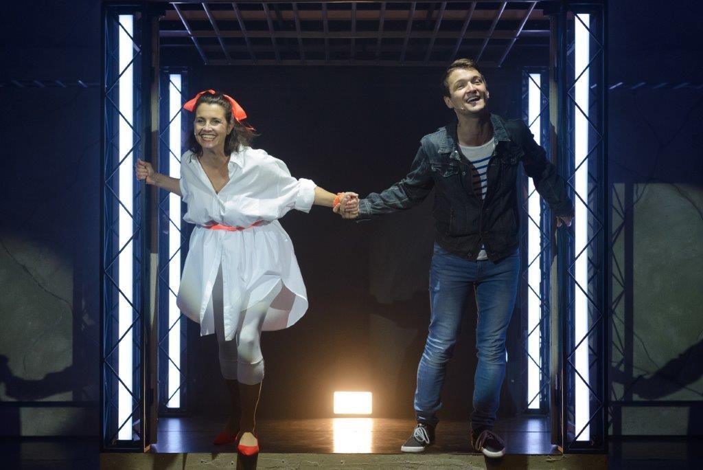 Moderátor Viktor Vincze (vpravo) v muzikálovom predstavení Voda (a krv) nad vodou pod režisérskou taktovkou Jána Ďurovčíka.