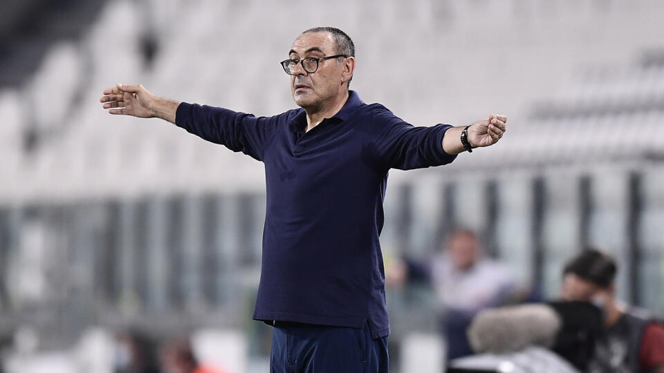 EBE 6 Turín - Na snímke tréner Juventusu Maurizio Sarri v zápase 28. kola talianskej Serie A vo futbale Juventus Turín - US Lecce (4:0) v piatok 26. júna 2020. FOTO TASR/AP
Juventus' head coach Maurizio Sarri gestures during the Serie A soccer match between Juventus and Lecce, at the Allianz Stadium in Turin, Italy, Friday, June 26, 2020. (Fabio Ferrari/LaPresse via AP)