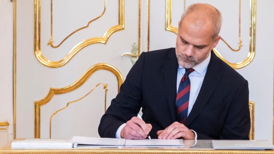 Minister obrany SR Martin Sklenár podpisuje menovací dekrét počas vymenovania novej vlády odborníkov v Prezidentskom paláci.