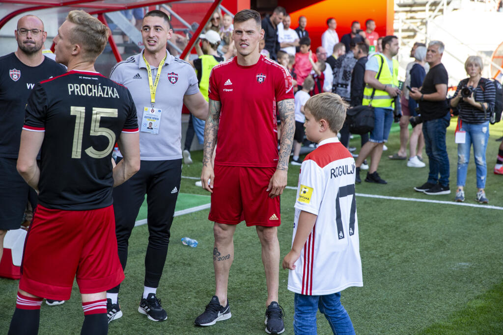 Pri schádzaní z ihriska evidentne lomcovali Martinom Škrtelom obrovské emócie. Potlesk z tribún neustával, futbalista potlesk fanúšikom opätoval a urobil symbolický okruh okolo tribún.