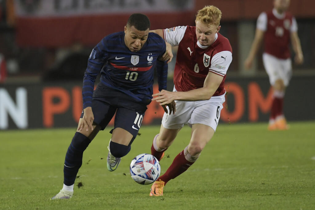 Francúzsky futbalista Kylian Mbappe (vľavo) a rakúsky futbalista Nicolas Seiwald vo futbalovom zápase 1. skupiny A-divízie Ligy národov Rakúsko - Francúzsko vo Viedni 10. júna 2022. FOTO TASR/APruber)