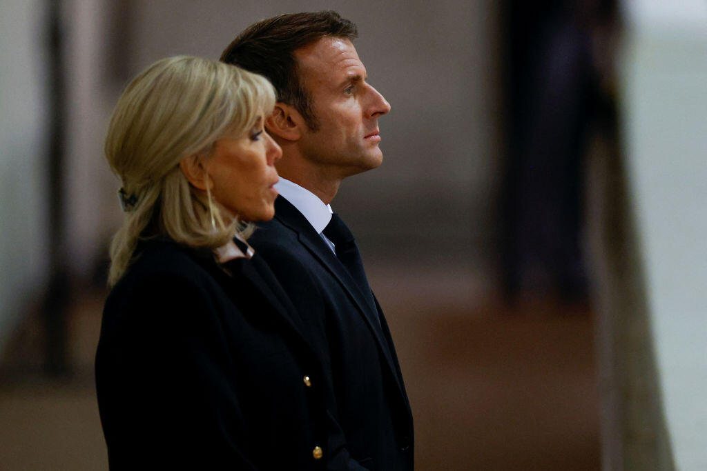 Na pohreb kráľovnej Alžbety II. v Londýne prišli politickí lídri, monarchovia aj zástupcovia diplomatických delegácií z celého sveta. Na fotke Brigitte a Emmanuel Macronovci.