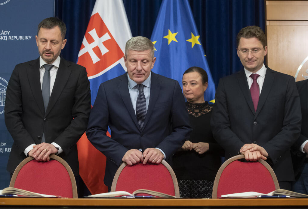 Vláda a lekárski odborári podpísali v stredu na Úrade vlády SR memorandum, ktoré rieši požiadavky lekárov v hromadných výpovediach. Na snímke zľava predseda vlády SR Eduard Heger (OĽANO), minister zdravotníctva SR Vladimír Lengvarský (nominant OĽANO) a predseda Lekárskeho odborového združenia (LOZ) Peter Visolajský počas  podpisu memoranda 30. novembra 2022 v Bratislave. FOTO TASR - Martin Baumann