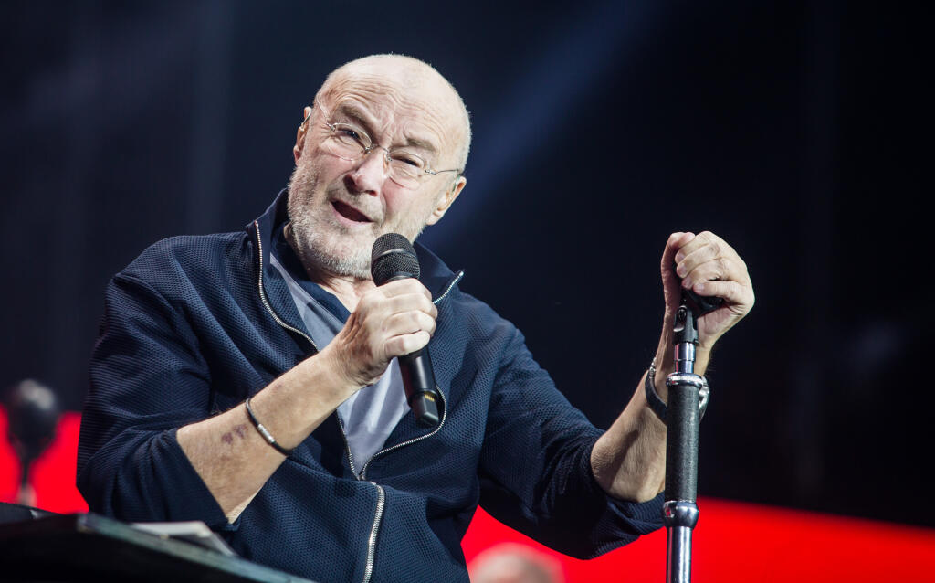 Spevák Phil Collins je herečkiným otcom.