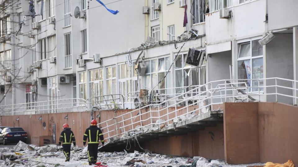 EBE 67 Odesa - Najmenej päť ľudí, vrátane dojčaťa, zahynulo v sobotu pri ruskom raketovom útoku na juhoukrajinské prístavné mesto Odesa. Zranenia utrpelo ďalších 18 ľudí. Oznámil to prezidentský úrad a varoval, že počet obetí zrejme ešte stúpne. Na snímke hasiči prechádzajú okolo obytného domu poškodeného ruským ostreľovaním v Odese na Ukrajine v sobotu 23. apríla 2022. FOTO TASR/AP
Firefighters walk past an apartment building damaged by Russian shelling in Odesa, Ukraine, Saturday, April 23, 2