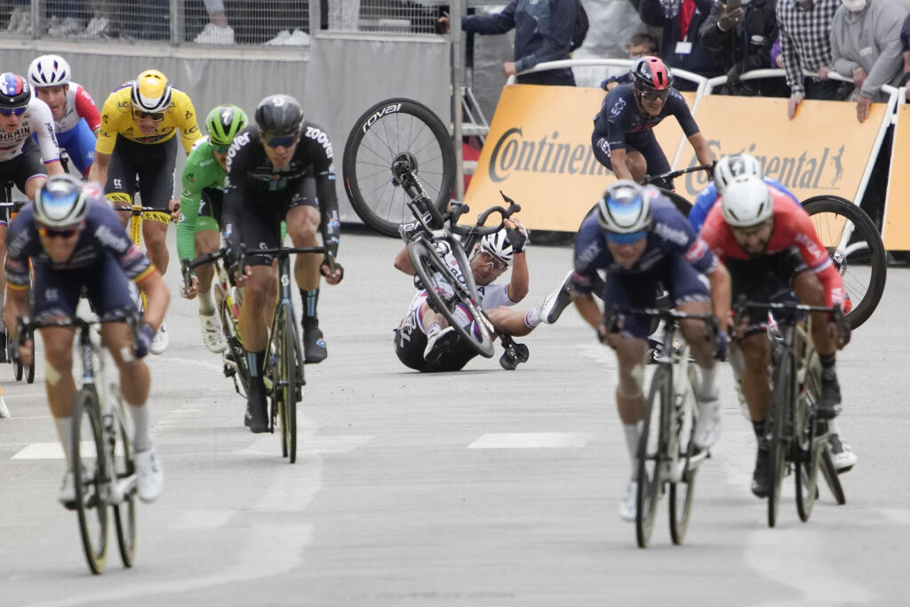 Peter Sagan spadol pred cieľom 3. etapy Tour de France.