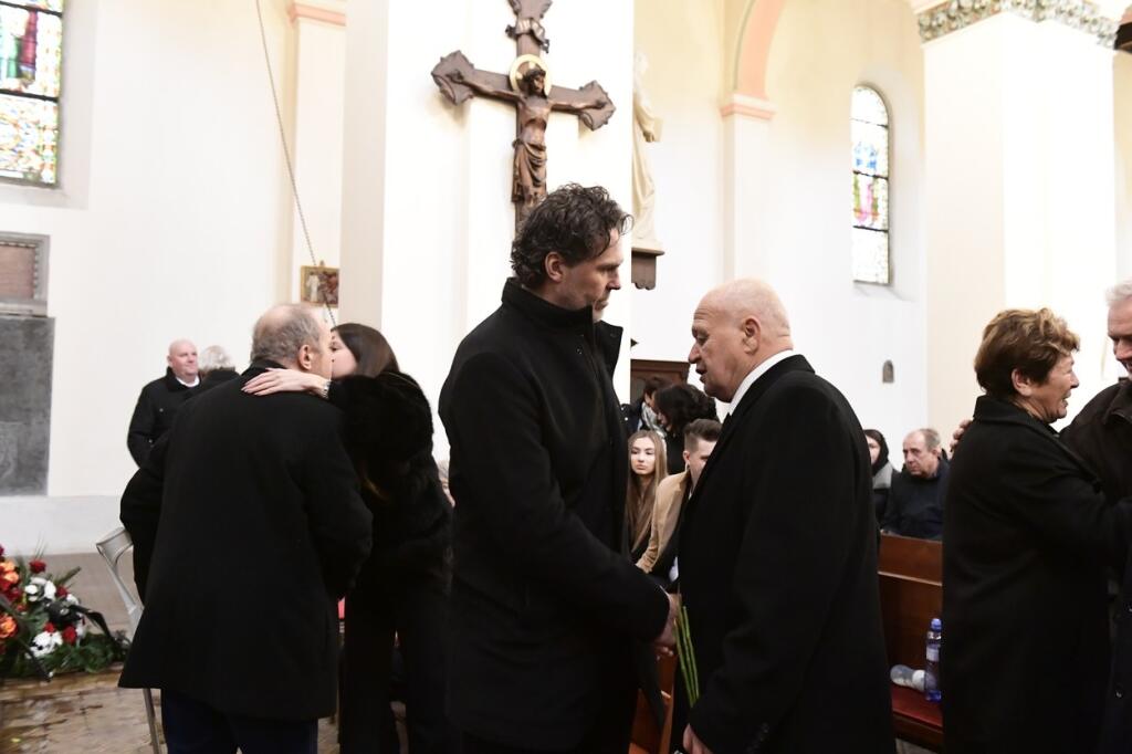 Smútiaci Jaromír Jágrv kostole počas pohrebu otca. Pozbieral silu a prečítal list, ktorý mu napísal do neba.