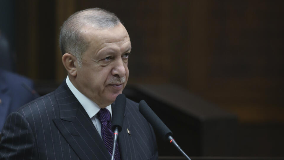 JB 2 Ankara - Turecký prezident Recep Tayyip Erdogan počas prejavu k poslancom vládnej strany v parlamente v Ankare 14. októbra 2020. Turecký prezident Recep Tayyip Erdogan v stredu oznámil, že jeho krajina bude pokračovať v prieskume zdrojov nerastných surovín vo východnej časti Stredozemného mora treťou prieskumnou loďou, informovala agentúra DPA. FOTO TASR/AP
Turkish President Recep Tayyip Erdogan addresses the mmbers of his ruling party at the parliament, in Ankara, Turkey, Wednesday, Oct.