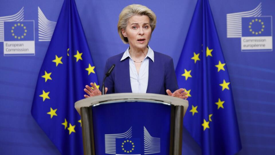 KK30 Brusel - Šéfka Európskej komisie Ursula von der Leyenová počas vyhlásenia o Ukrajine 22. februára 2022 v Bruseli. Členské štáty Európskej únie sa v utorok jednomyseľne zhodli na prijatí sankčného balíka voči Rusku v súvislosti s krízou okolo Ukrajiny. EÚ novými sankciami voči Rusku reaguje na uznanie Doneckej a Luhanskej ľudovej republiky (DĽR a LĽR) za nezávislé štáty zo strany Moskvy. FOTO TASR/AP
European Commission President Ursula von der Leyen delivers a statement on Ukraine at EU he