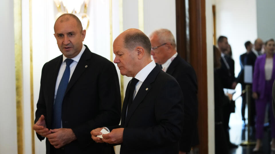 Bundeskanzler Olaf Scholz (Mitte) spricht mit dem bulgarischen Präsidenten Rumen Radev, als sie vor Beginn des informellen Gipfeltreffens des Europäischen Rates am 7. Oktober 2022 auf der Prager Burg in Prag zu einem runden Tisch eintreffen. Die Republik Slowakische Republik ist auf dem EU-Gipfel vertreten in Prag durch den Ministerpräsidenten der Slowakischen Republik Eduard Heger.  TASR/AP-FOTO