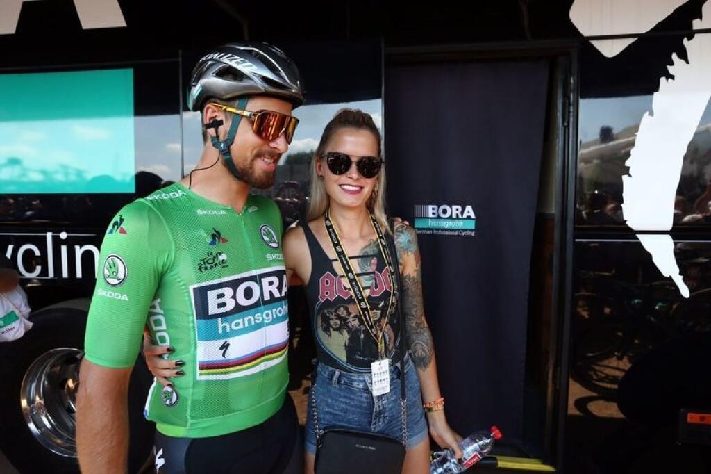 Keď Peter oznámil rozpad manželstva s Katkou, tak sa pri jeho autobuse na Tour de France objavila bývala spolupracovníčka z tímu Tinkoff Saxo Linda Odeh.